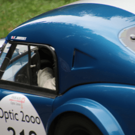 Image d'une voiture en mouvement lors de la Ronde historique